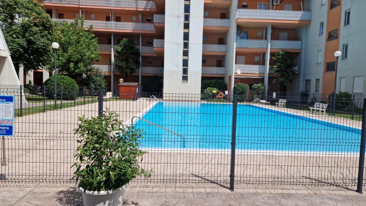1-Zimmer Appartment In Aprilia Marittima Mit Gemeinschaftspool Exterior foto